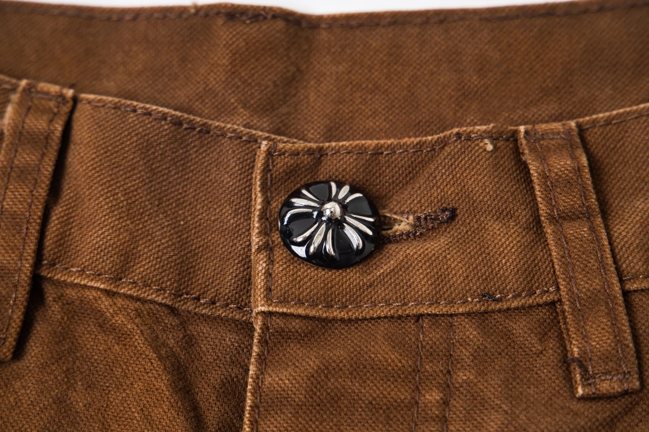 P310 💰 (Top version) Chrome Hearts brown logging orange multi-leather jeans. Multi-leather standard workwear jeans and ch jeans need to be washed and then disassembled and hand-stitched with sheepskin cross leather and then spliced to complete. The whole process is too many to explain. About Chrome Hearts This is an extremely luxurious fashion brand that can also be called the aristocrat of the high street. It has always been an exclusive brand for some hipsters or the rich second generation. Compared with ordinary high streets, it is more luxurious and noble. Compared with luxury brands, it has a more fashionable personality. It has always been a brand that I have a special liking for. Color: Brown Size: 28-30-32-34-36 (corresponding to S-M-L-XL-XXL)